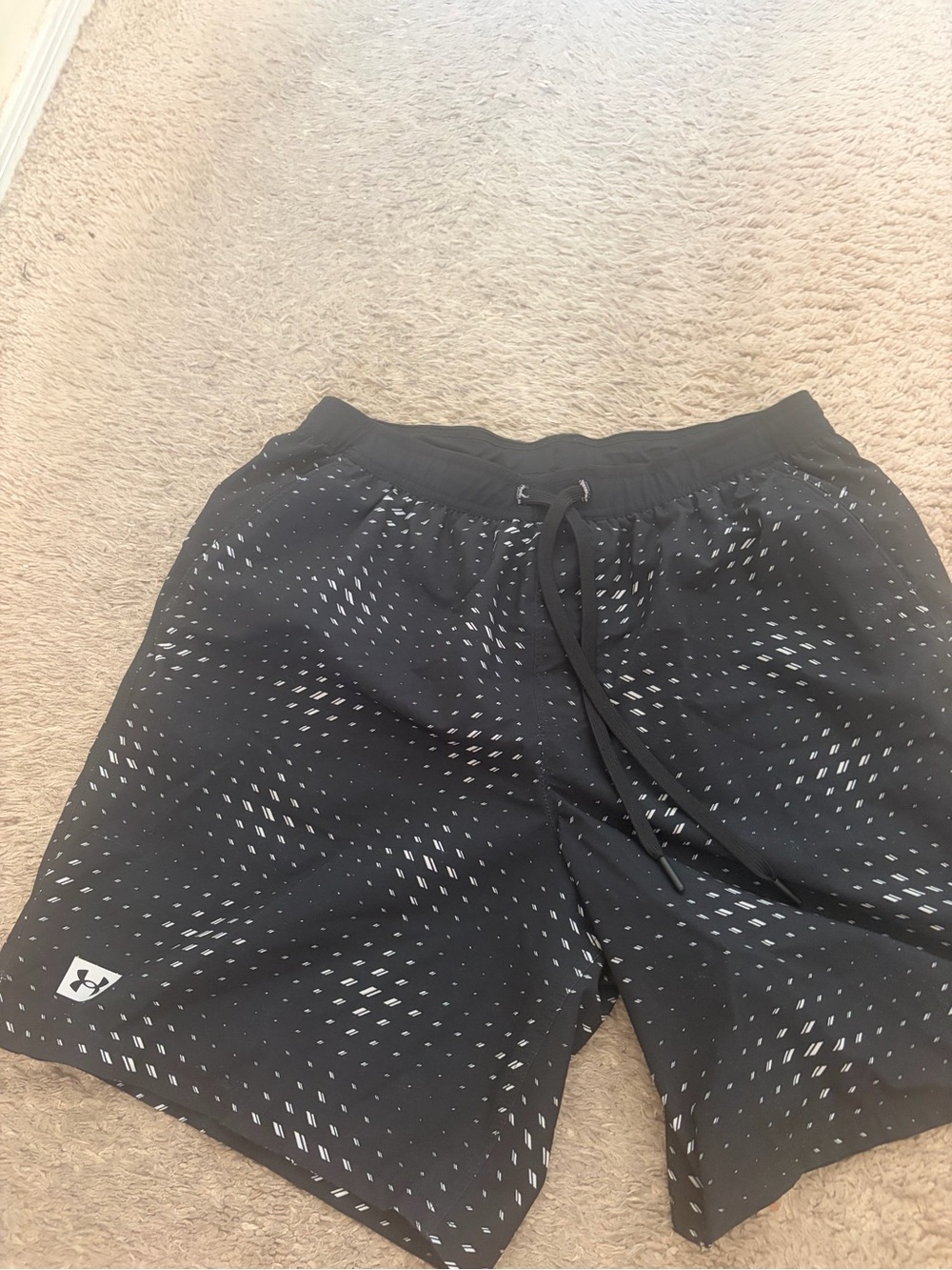 Under armour Men’s pre owned as is black athletic shorts size L